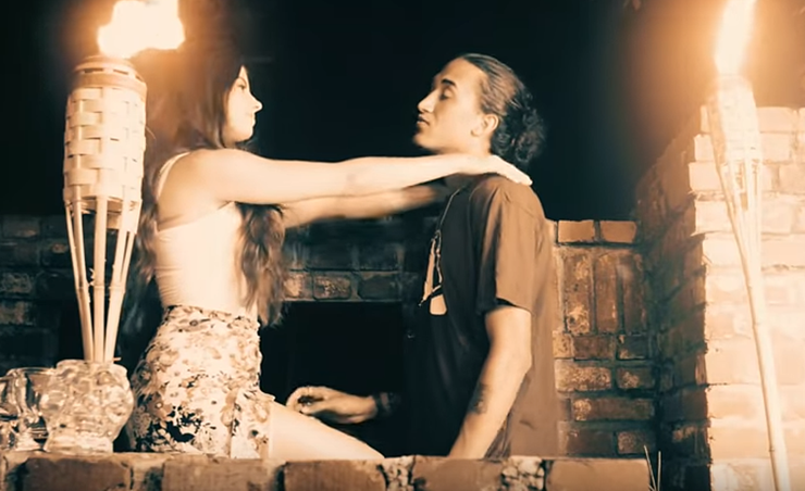 Bobby Ritchie y una chica en el vídeo musical de su single "Excstacy""Excstacy"