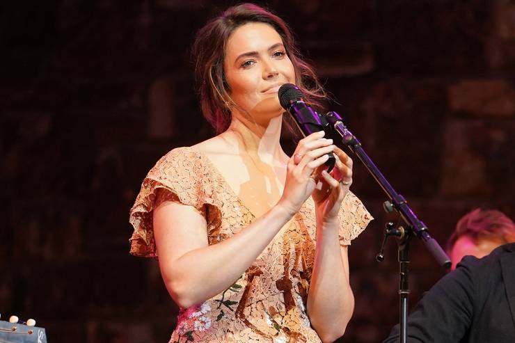 20 Interesting Facts About Our Favorite Tv Mom Mandy Moore