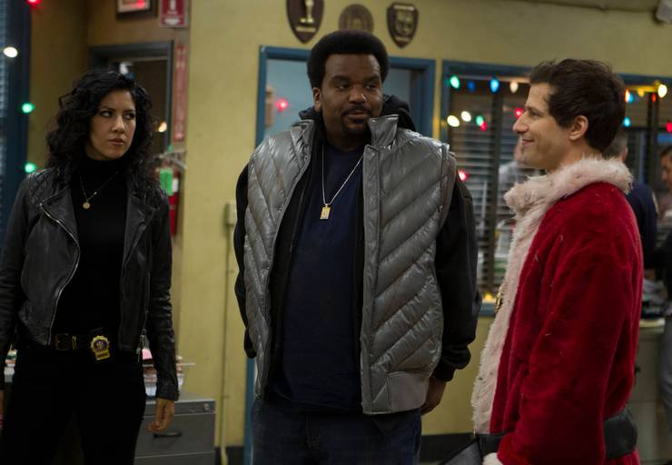 Stephanie Beatriz, Craig Robinson, e Andy Samberg em Brooklyn Nove-nove