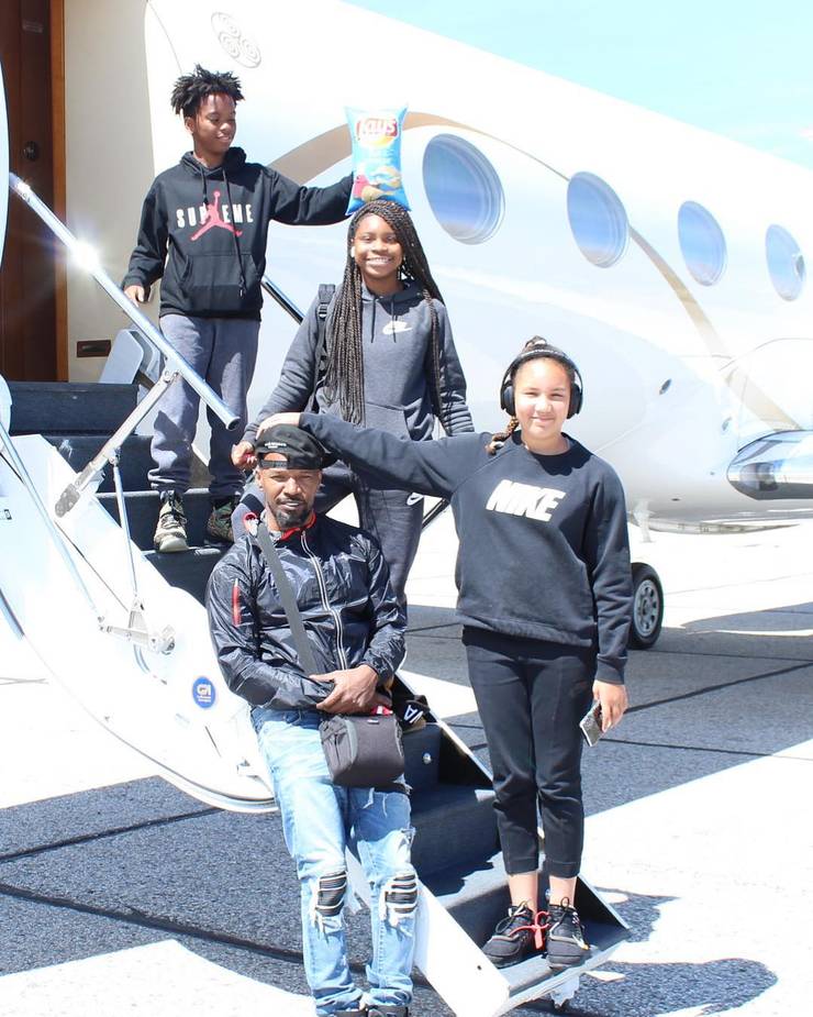 Jamie Foxx e Annalise in posa davanti al jet privato