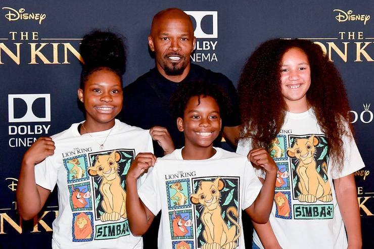 Jamie Foxx assiste alla prima de Il Re Leone con Annalise