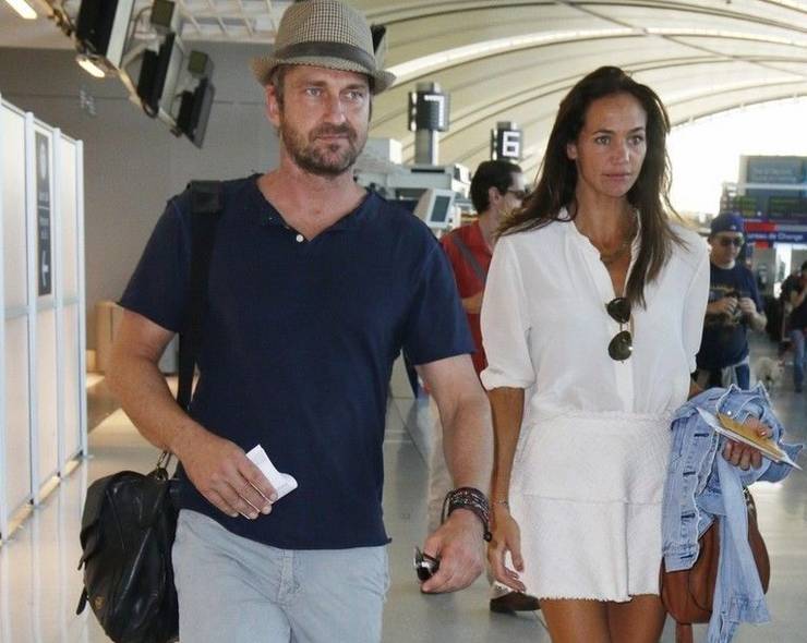 Morgan Marrom e gerard butler viajando