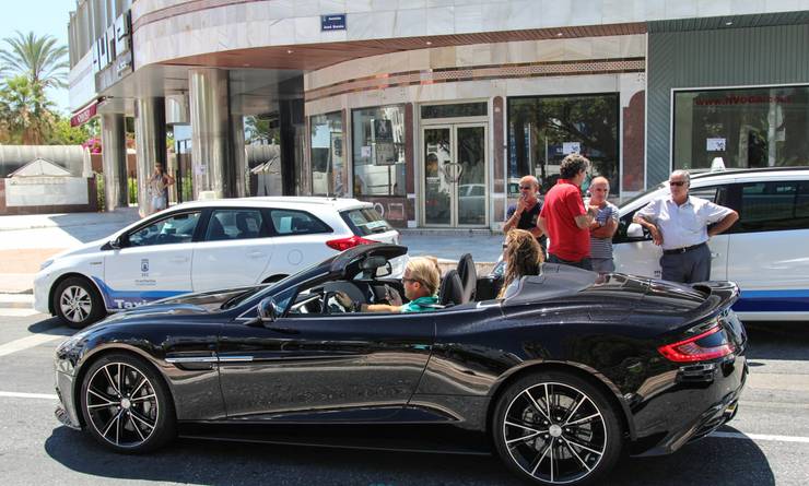 rijden met de Aston Martin Vanquish Volante met de top down