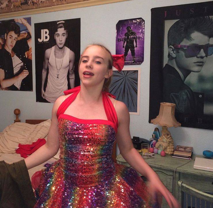 13 Rare Photos Of Billie Eilish Not Wearing Her Usual Baggy Clothes