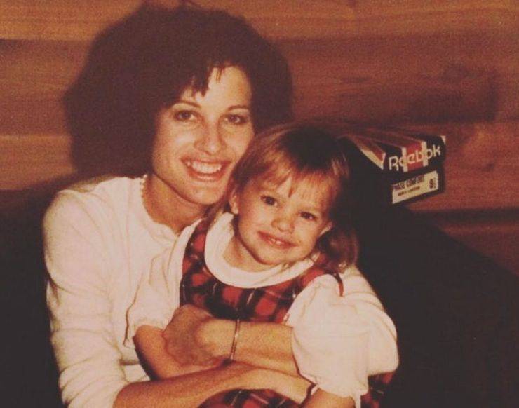 Elisabeth Moss as child with mother