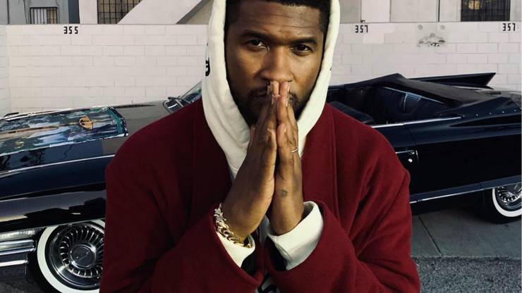 usher se prend en photo avec une voiture de collection dans la salle des fêtes. une photo avec une voiture classique en arrière-plan