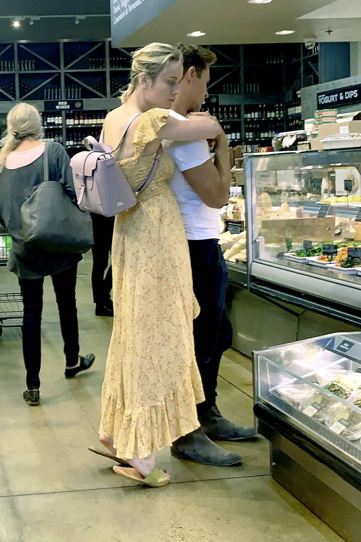 Elijah og Brie holder om hinanden i købmandsbutikken