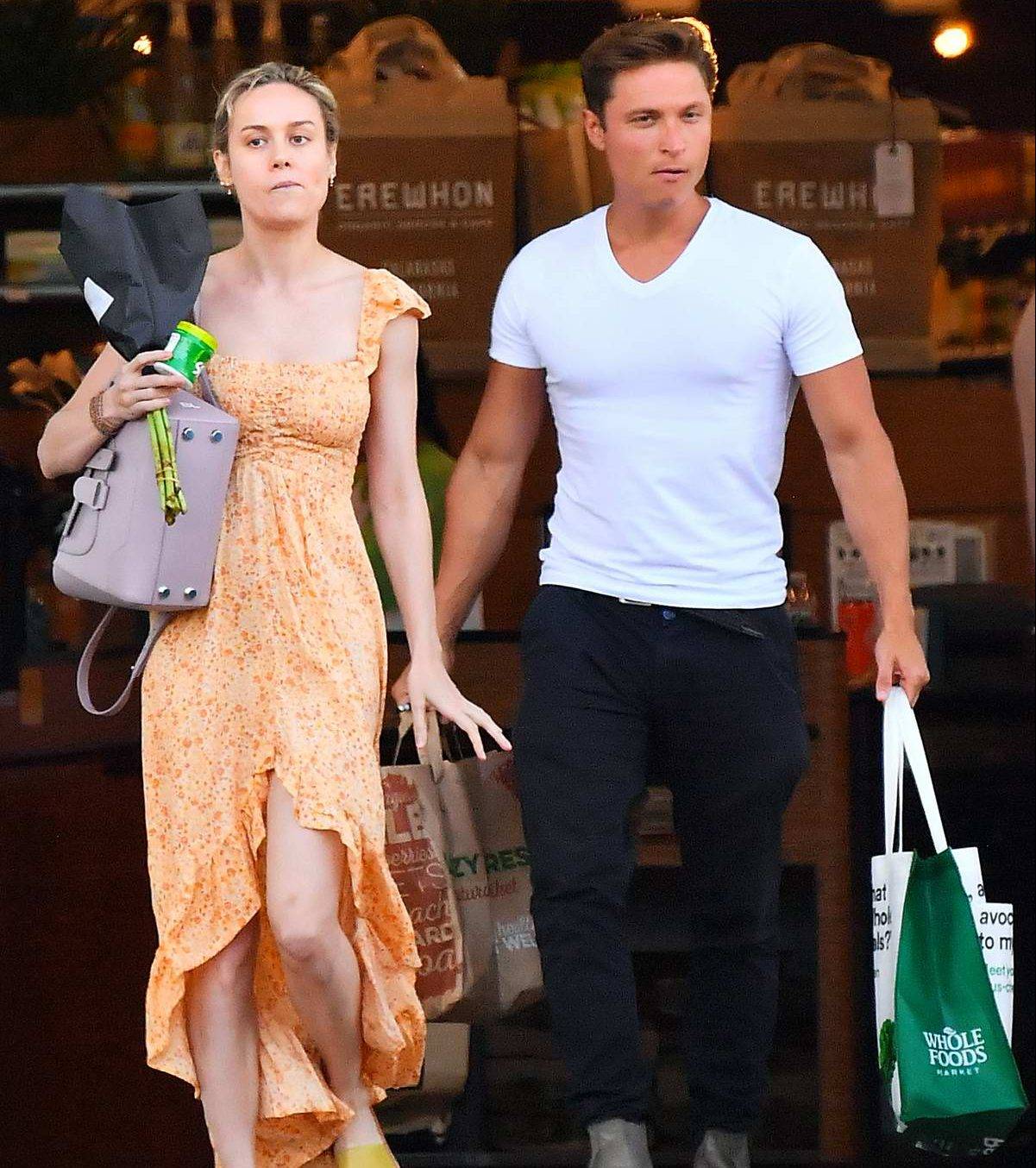 Brie Larson y Elijah Allan-Blitz saliendo del supermercado