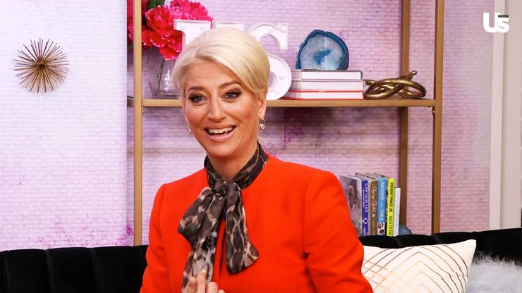 dorinda medley indossa una sciarpa rossa seduta sul set televisivo