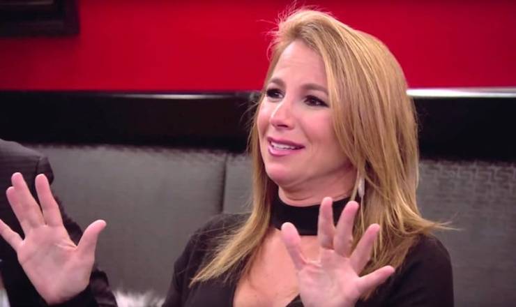 jill zarin seduta sul divano durante un'intervista parlando con le mani