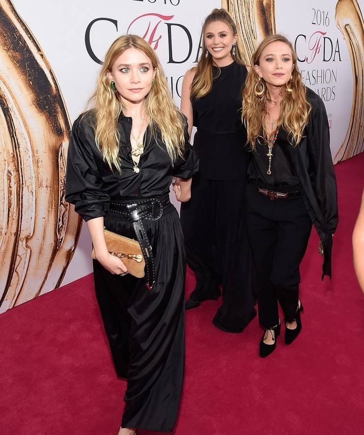 How Close Is Elizabeth Olsen To Her Sisters Mary Kate And Ashley