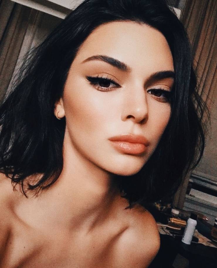 Kendall Jenner fondazione trucco