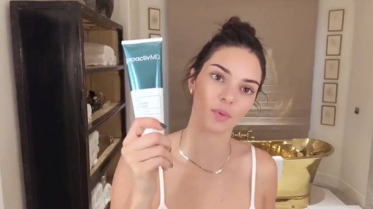 Kendall Jenner mano un tubo di Proactiv